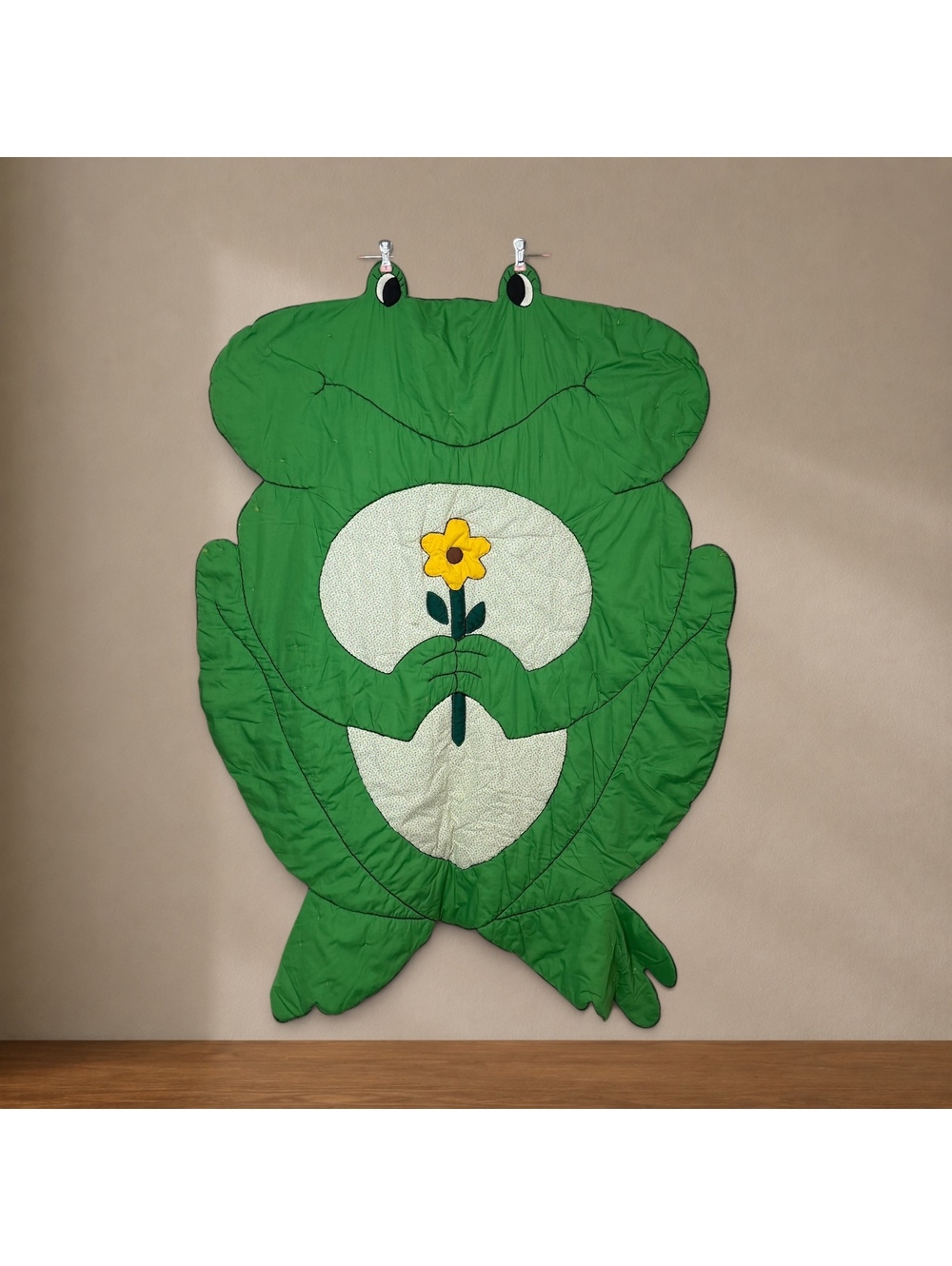 Vintage Frog Crib Quilt Nursery Wall Hanging Handmade Green Frog Blanket - Picture 2 of 4